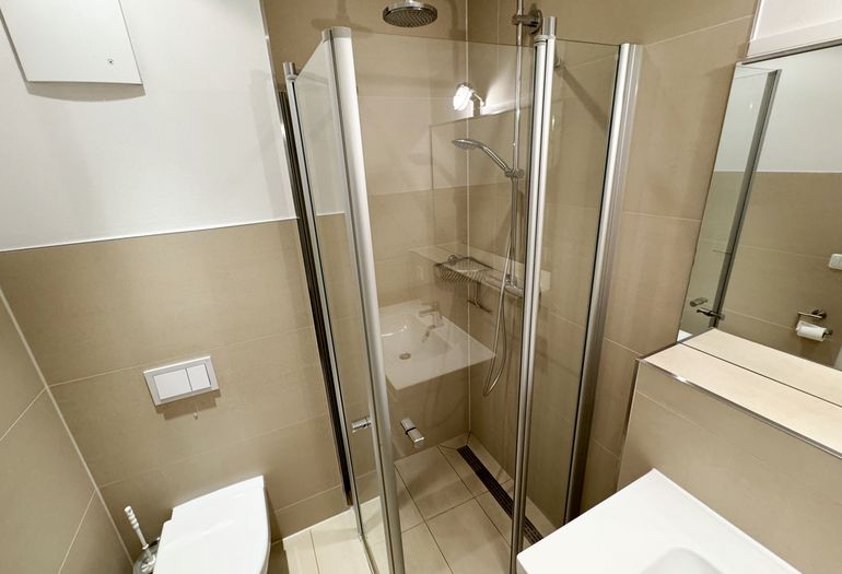 Innenliegendes Bad mit Dusche, WC und Waschtisch Innenliegendes Bad mit Dusche, WC und Waschtisch