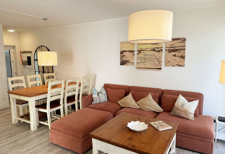 Blick auf die Eckcouch und den großen Esstisch