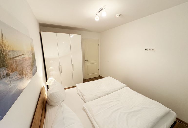 Schlafzimmer mit Kleiderschrank