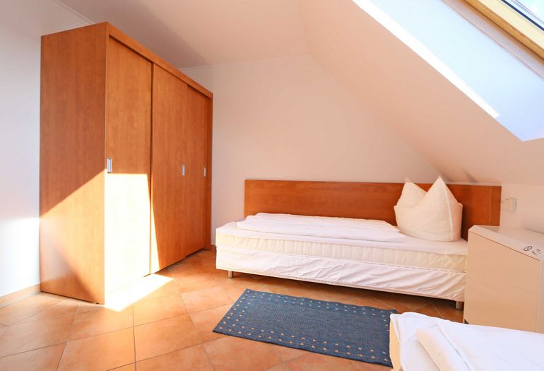 2. Schlafzimmer mit Kleiderschrank 2. Schlafzimmer mit Kleiderschrank