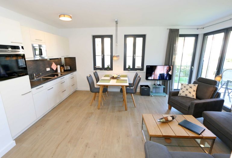 modernes Wohnzimmer mit Blick zur Küche modernes Wohnzimmer mit Blick zur Küche