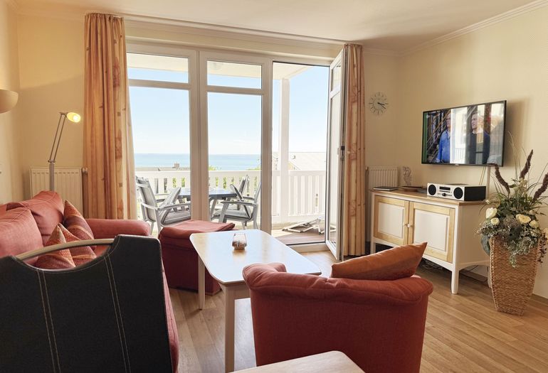 großzügiges Wohnzimmer mit Couch großzügiges Wohnzimmer mit Couch