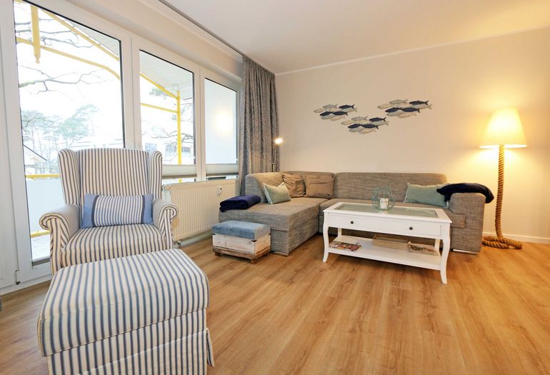 Wohnbereich mit Couch und Sessel