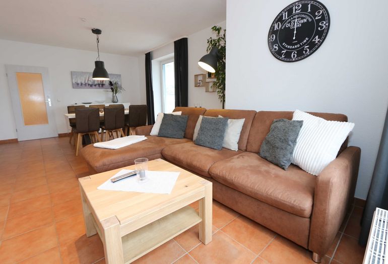 Wohnzimmer mit Couch und TV