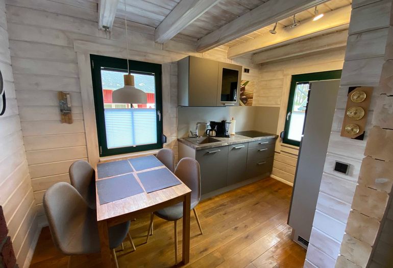 Küchenzeile mit Esstisch