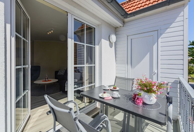 bestuhlter Balkon in ruhiger Lage