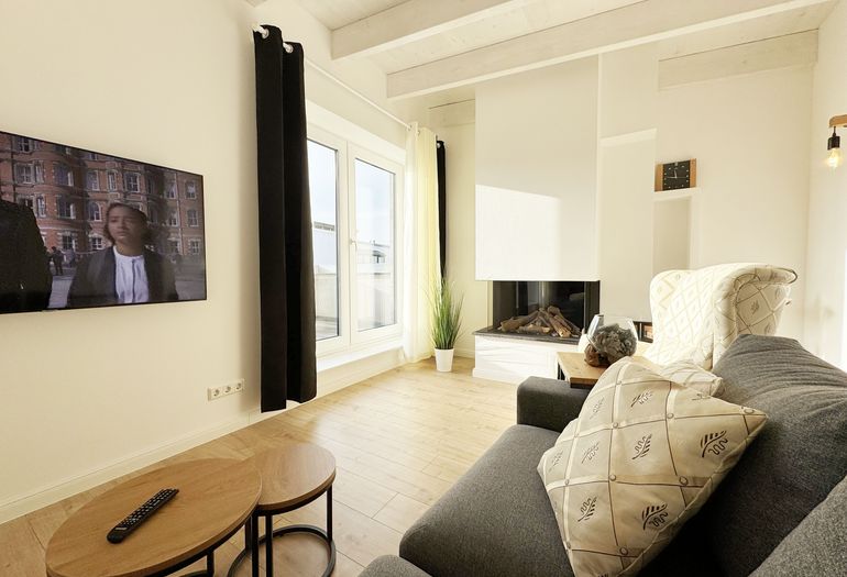 Wohnbereich mit bodentiefen Fenstern Wohnbereich mit bodentiefen Fenstern