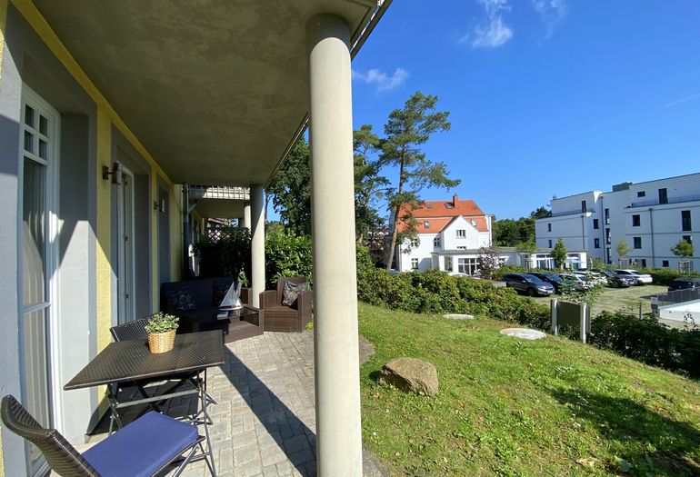 bestuhlte Terrasse mit Blick ins Grüne bestuhlte Terrasse mit Blick ins Grüne
