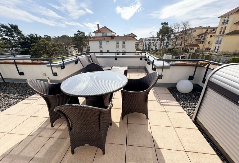 bestuhlte Dachterrasse mit Sonnenliegen bestuhlte Dachterrasse mit Sonnenliegen