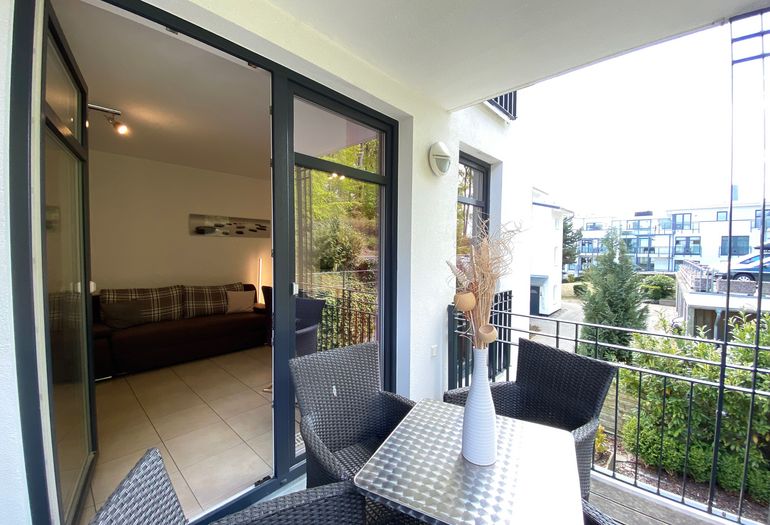 bestuhlter Balkon mit Blick ins Wohnzimmer bestuhlter Balkon mit Blick ins Wohnzimmer