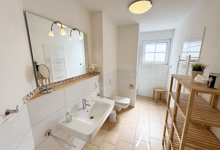 Badezimmer mit WC und Waschbecken