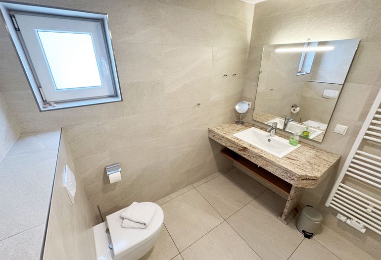 Waschtisch und WC Waschtisch und WC
