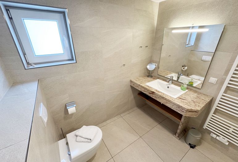 Waschtisch und WC Waschtisch und WC