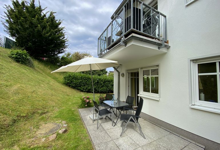 bestuhlte Terrasse mit Blick ins Grüne bestuhlte Terrasse mit Blick ins Grüne