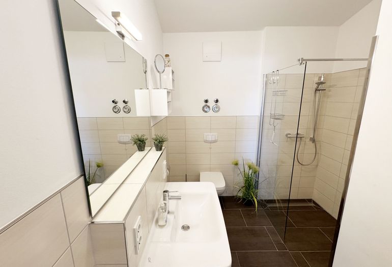 innenliegendes Badezimmer mit Waschbecken innenliegendes Badezimmer mit Waschbecken