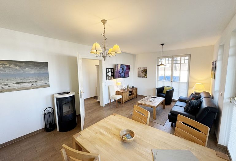 gemütlicher Ess-/Wohnbereich mit Kamin gemütlicher Ess-/Wohnbereich mit Kamin