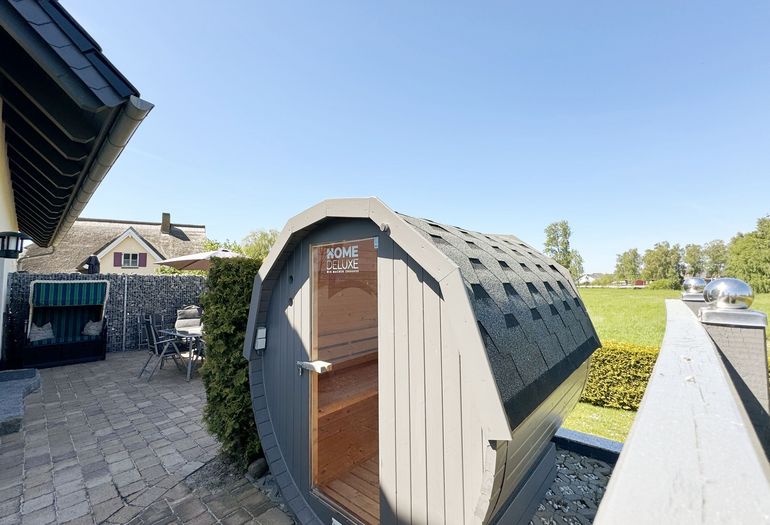 Fasssauna mit Blickrichtung Hafen