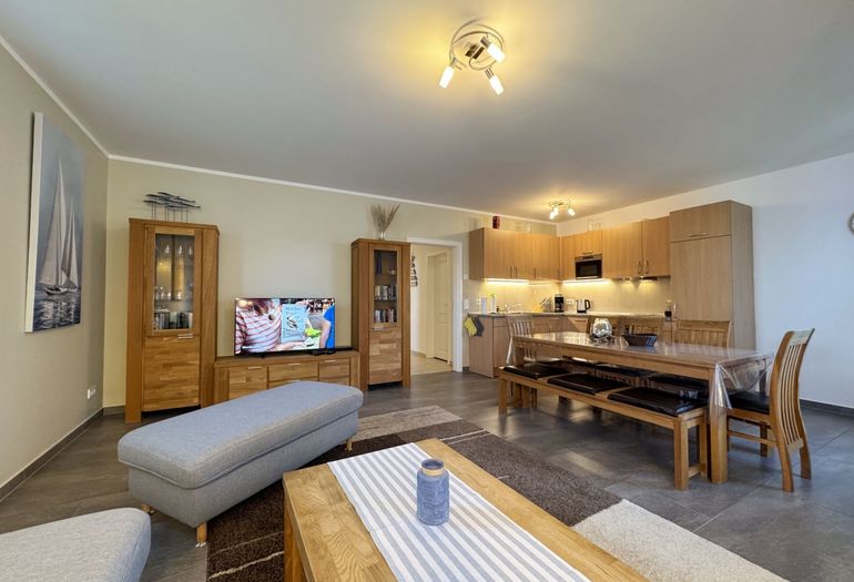 Wohnbereich mit TV-Board mit Flachbild-TV