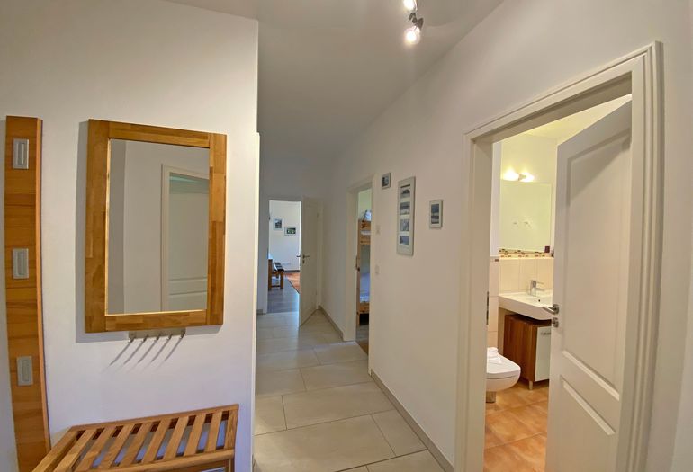 Flurbereich mit Spiegel und Ablagen