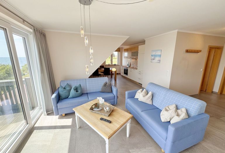 gemütlicher Wohnbereich mit Couch und Tisch gemütlicher Wohnbereich mit Couch und Tisch