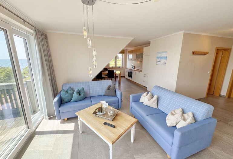 gemütlicher Wohnbereich mit Couch und Tisch gemütlicher Wohnbereich mit Couch und Tisch