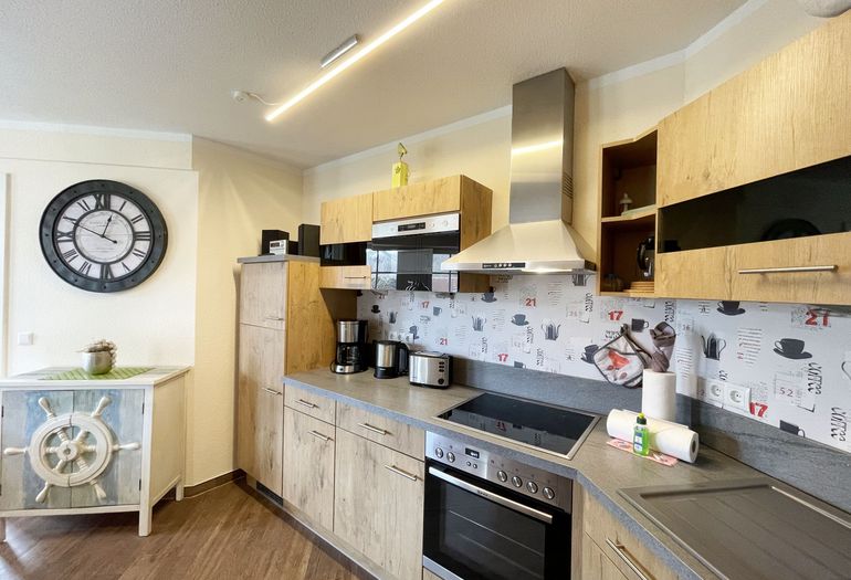 Moderne Küchenzeile mit Backofen