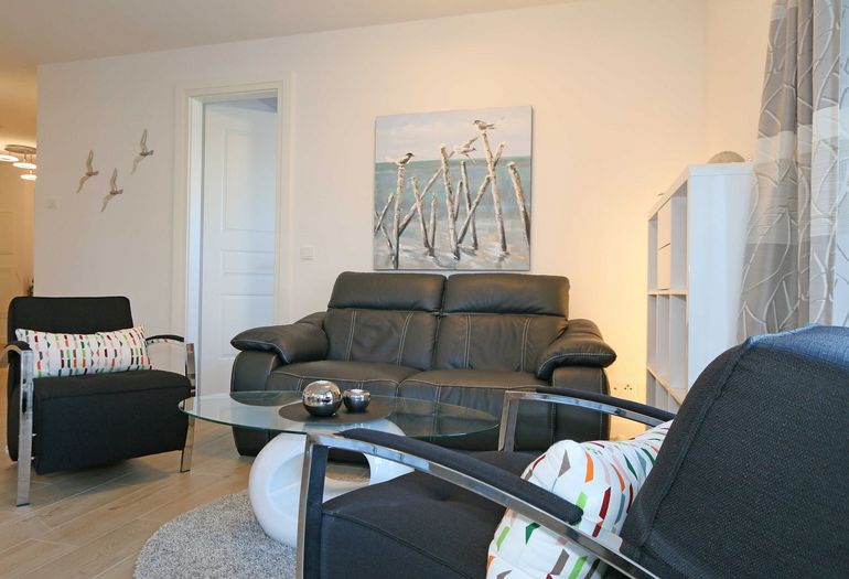 Wohnzimmer mit gemütlicher Couch Wohnzimmer mit gemütlicher Couch