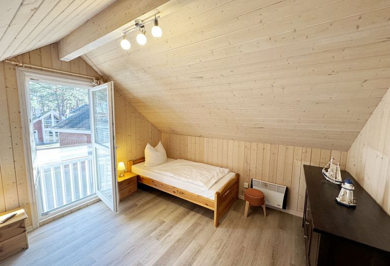 Ferienhaus Sprottenkiste - hell und freundliches Schlafzimmer im Dachgeschoss