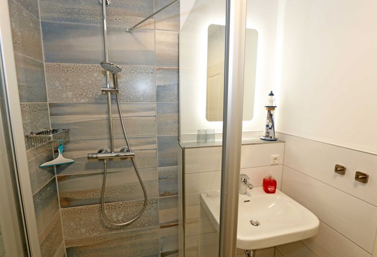 Badezimmer mit Dusche