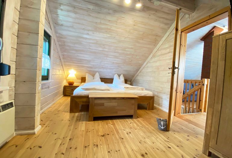 Schlafzimmer mit Doppelbett