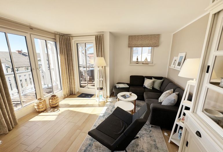 Wohnbereich mit gemütlicher Couch und TV