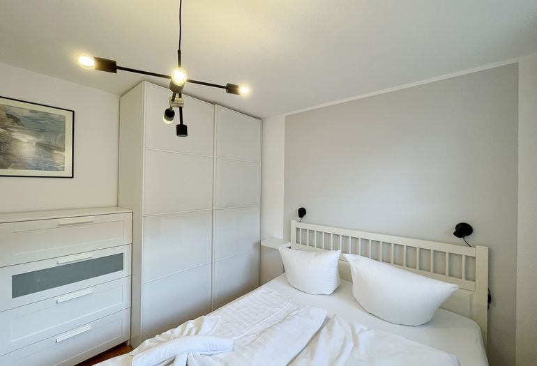 Schlafzimmer mit Kommode