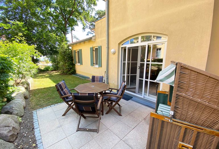 bestuhlte Terrasse mit Strandkorb