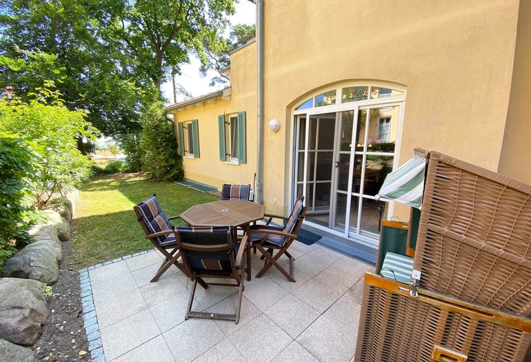 bestuhlte Terrasse mit Strandkorb