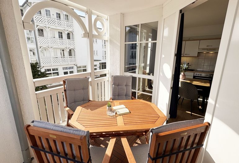 bestuhlter Balkon mit Zugang vom Wohnzimmer bestuhlter Balkon mit Zugang vom Wohnzimmer