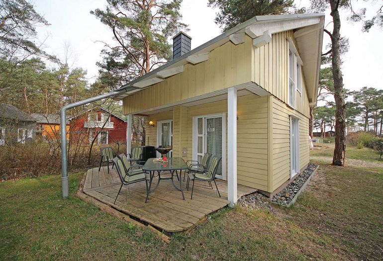 möblierte Terrasse mit Grill