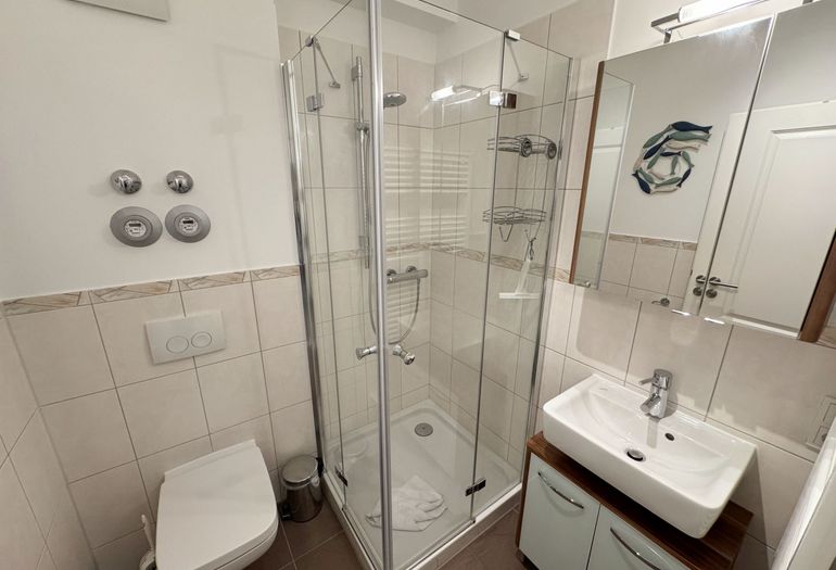 innenliegendes Badezimmer mit Dusche