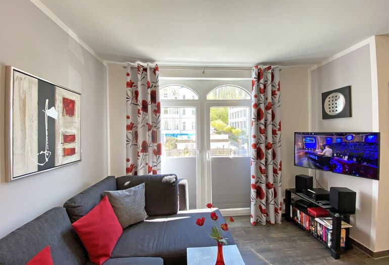 Wohnzimmer mit Couch und TV Wohnzimmer mit Couch und TV