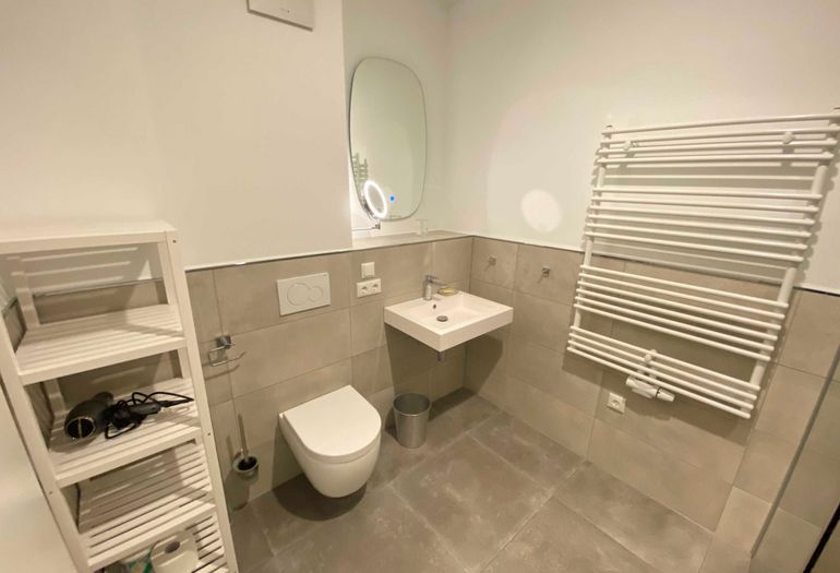 Badezimmer mit Waschbecken Badezimmer mit Waschbecken