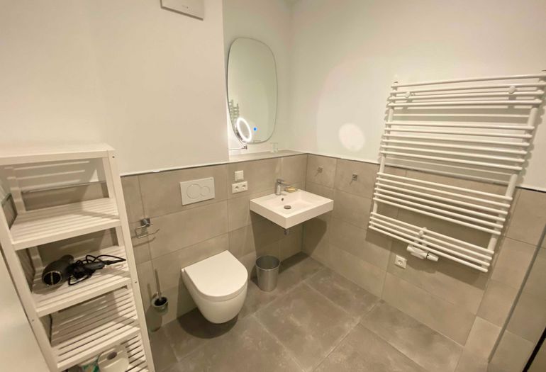 Badezimmer mit Waschbecken Badezimmer mit Waschbecken