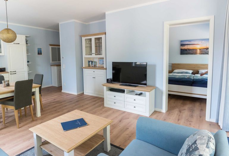 Wohnzimmer mit Couch und TV