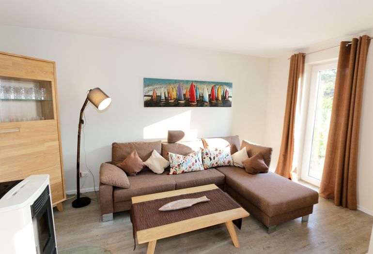 Wohnzimmer mit gemütlicher Couch Wohnzimmer mit gemütlicher Couch