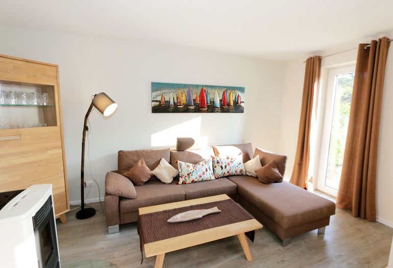 Wohnzimmer mit gemütlicher Couch
