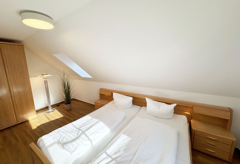 2. Schlafzimmer mit Doppelbett und Nachttischablagen