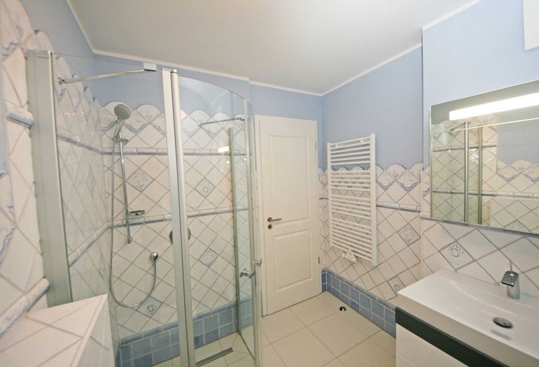 Badezimmer mit Dusche