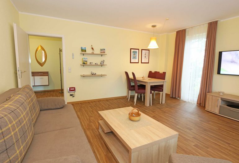 Wohnzimmer mit kleinem Tisch