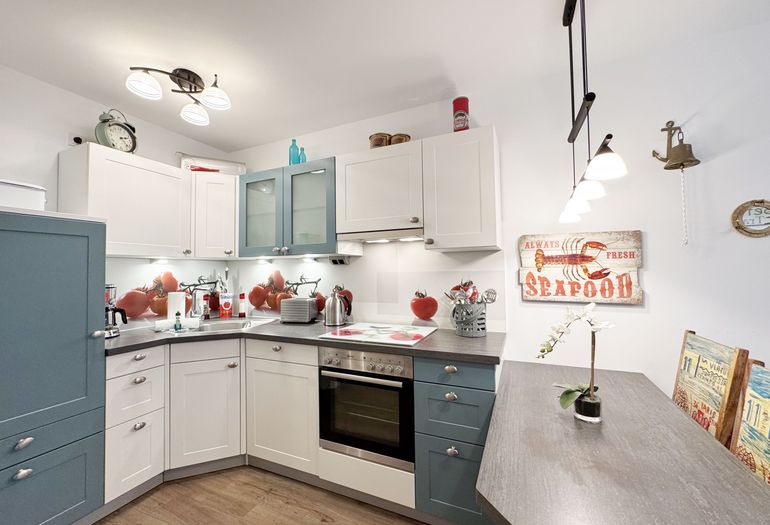 Küchenzeile mit anderen praktischen Küchenhelfern Küchenzeile mit anderen praktischen Küchenhelfern