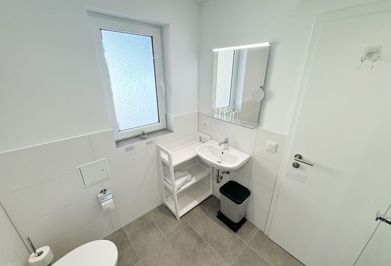 Badezimmer mit Waschplatz