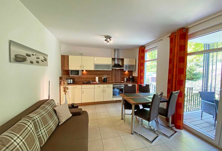 Wohnzimmer mit Blick zur Küchenzeile Wohnzimmer mit Blick zur Küchenzeile