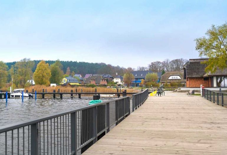 Blick vom Hafen auf das Haus am Selliner See